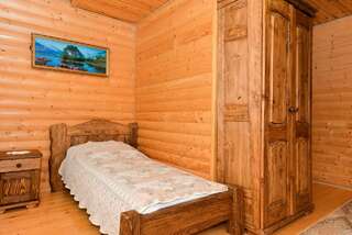 Гостевой дом Kozatsky dvorik Сходница Двухместный номер с 2 отдельными кроватями и собственной ванной комнатой-2